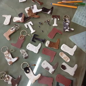 พวงกุญแจขนเฟอร์เทียมแบบกำหนดเองขายส่ง ชุดตัวอักษร 'A-Z' สไตล์สปอร์ต ใช้ได้ทุกฤดู สำหรับกระเป๋า รถยนต์ และเครื่องประดับเสื้อผ้า - Product Image 1