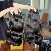 Fasci di capelli vergini grezzi grezzi grezzi non trattati della cuticola vergine fucgiana allineati capelli 12 A nessun groviglio nessun spargimento di capelli doppi trafilati