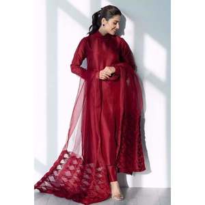 Conjunto de Camisa y Dupatta de Satén Dark Fire - Product Image 4