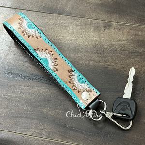 พวงกุญแจหนังวัวแท้สไตล์ตะวันตก ดีไซน์ทันสมัย พร้อมสายคล้องมือ ใช้ได้กับกระเป๋าสตางค์ กระเป๋าถือ คลัทช์ และโทรศัพท์มือถือ - Product Image 1