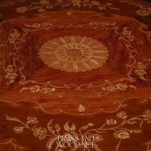 Table basse de luxe en marqueterie avec incrustations de bois complexes, accents dorés élégants et finition au design européen classique - Product Image 6