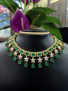 ¿Buscas joyas nupciales verdes en línea en la India? Compre Las mejores joyas nupciales verdes de nuestra colección de joyas personalizadas y han
