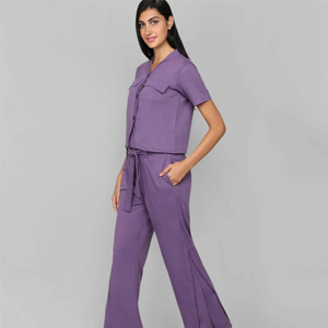 Tenue deux pièces confortable et respirante à manches courtes pour femmes avec deux poches sur le devant pour vêtements de nuit de style décontracté et habillé - Product Image 4