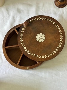 Boîte à épices en bois abordable avec compartiments à couvercle pour un stockage d'épices frais et propre, boîte à masala en bois poli - Product Image 5