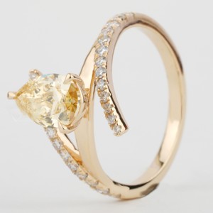 Bague de fiançailles et d'anniversaire en zircone cubique jaune taille poire, style Bypass Pave, pour elle - Product Image 2