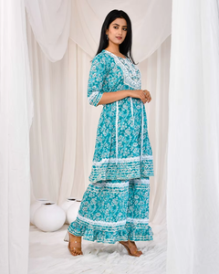 Conjunto de Kurti y pantalón de seda crepé azul de moda para mujer decorado con encaje blanco que ofrece comodidad y estilo étnico moderno - Product Image 3