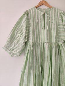 Robe midi imprimée à la main pour l'été, coupe ample avec taille naturelle, col profond et fermeture à cordon, mini robe à rayures - Product Image 3