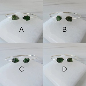 Bracelet manchette en argent sterling 925 avec émeraude brute plaqué or style mignon bracelet de pierre de naissance de mai pour les fêtes - Product Image 2