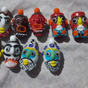 Cuentas DE CARA tribales de coral hechas a medida con detalles intrincados y formas irregulares de colores vibrantes para coleccionistas de diseñadores de joyas - Product Image 1