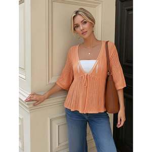 Top de punto de ganchillo con cuello en V y manga corta color albaricoque para mujer con peplum y lazo frontal - Product Image 4