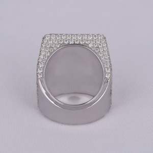 Anillo de Diamantes con Letra Personalizada Estilo Hip Hop RITZIN RIH451, Elaborado en Oro Blanco de 14K con Diamantes de Claridad VVS Engastados en Puntas - Product Image 3