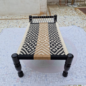 Atractiva charpai con un patrón tejido de estilo patchwork en colores vibrantes como rosa, azul y amarillo, a precio de mayoreo. - Product Image 4