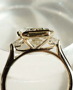 Anillo de moissanita de corte esmeralda de 3,06 quilates hecho a mano, anillo de compromiso de corte escalonado de tres piedras para juego de prometido en oro sólido de 14K o 18K - Product Image 3