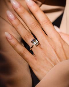 Bague de fiançailles Solitaire Moissanite taille émeraude 10x7mm en serti or classique à quatre broches | Bijoux de mariage de mariée - Product Image 3