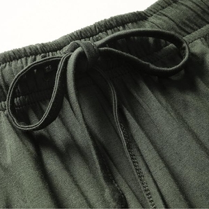Conjunto de 2 Piezas para Hombre en Verde Oliva, Camiseta con Cuello en V y Pantalones Cortos con Cordón Ajustable - Product Image 4