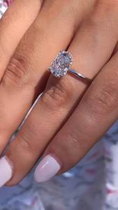 Anillo de compromiso de diamante de corte ovalado cultivado en laboratorio certificado por IGI, lujoso AJUSTE DE Halo Pave, anillo de regalo fino de estilo moderno de oro sólido de 14kt - Product Image 2