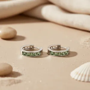 Boucles d'oreilles créoles en argent 925 plaqué rhodium avec pierre précieuse verte de forme princesse pour femmes - Bijoux religieux tendance - Product Image 1