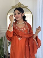 TV Serial Actrice Style Attrayant Bonne Qualité Orange Couleur Pure Chinon Robe Kurti En Soie Pour La Vente En Gros Sur Le Marché Indien