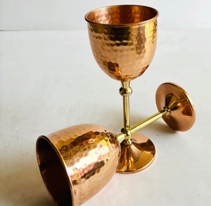 Gobelet à vin en cuivre fait main Divris avec long pied, design moderne, écologique, capacité 320 ml, option logo personnalisé pour les fêtes - Product Image 2