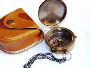 Boussole nautique antique en laiton avec couverture en cuir faite à la main Boussole de poche gravée pour la randonnée Camping Anchor Brass - Product Image 5