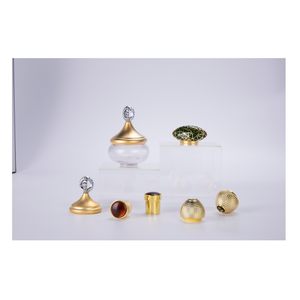 Elegante Botella de Perfume de Aleación de Zinc con Corona Dorada, con Pulverizador y Tapas y Cierres Personalizables - Product Image 4