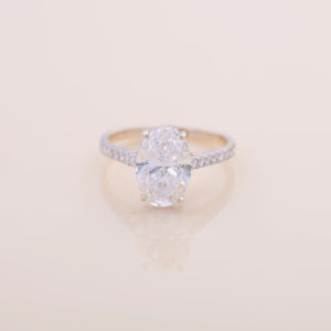 Anillo de compromiso con halo de diamantes cultivados en laboratorio de 5.04 quilates, ovalados, en oro amarillo, blanco y rosa de 9 quilates, con piedras laterales redondas. - Product Image 1