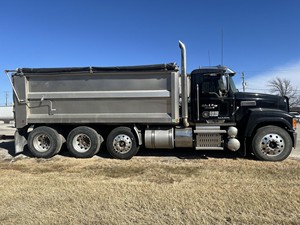 CAMION USATO MA CK PINNACLE CHU613 2016 12.8L 505hp Motore tipo-MP8-505C 8x4 Carburante-Diesel Classe-8 Trasmissione Manuale Guida a Sinistra - Product Image 4