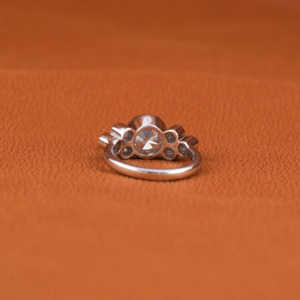 Anillo de compromiso de diamante de laboratorio de corte redondo de tres piedras personalizado 18 quilates chapado en oro sólido lujoso regalo de aniversario certificado IGI - Product Image 4