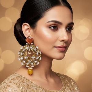 ต่างหูทองชุบดีไซน์เนอร์คุณภาพสูง สไตล์ดั้งเดิมประดับเพชรคุณภาพสูง สำหรับงานแต่งงานและงานปาร์ตี้ คอลเลคชั่นสำหรับผู้หญิงและเด็กผู้หญิง - Product Image 1