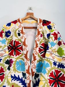 Veste en coton blanche élégante Style indien classique Suzani OEM nouvelle collection bord libre vêtements de plage taille douce manteau blanc court - Product Image 3