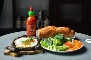 Soporte de muestra OEM para recetas de supermercados Condimentos de ajo Halal Salsa de Chile fresco de Chilica en botella 4536G (160oz) - Product Image 2