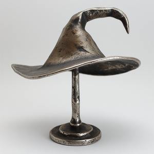 Elegante estatuilla de calabaza de aluminio, superficie de pátina con esmalte antiguo, diseñada para enriquecer los interiores de Halloween con lujo - Product Image 1