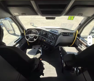 Camión Semirremolque Cascadia 126 Sleeper USADO Limpio, Modelo 2025 - Dormitorio con Techo Elevado, 455HP, 12 Velocidades, Transmisión Automática Dt12, Listo para Exportar - Product Image 3