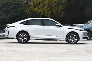 Berline hybride électrique d'occasion 2024, transmission automatique, groupe motopropulseur essence/électrique économe en carburant, moderne, fournie du Japon - Product Image 3