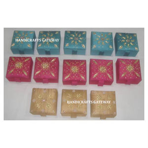Boîtes à bijoux de forme carrée de broderie de Zari faites à la main pour le cadeau d'affaires et l'importateur et l'exportateur décoratifs à la maison de l'Inde - Product Image 1
