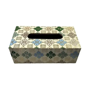 Caja de Pañuelos de Madera Artesanal con Estampado Meena |   Elegante Dispensador de Servilletas Decorativo - Product Image 2