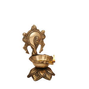 Diya de latón con vela individual, estilo antiguo, artículo de regalo perfecto, artesanía en metal para exportación - Product Image 1