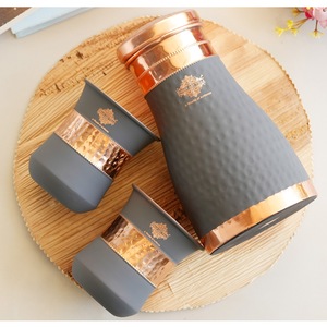 ชุดขวดทำจากทองแดงบริสุทธิ์ของ indianartvilla สำหรับห้องนอนตกแต่งด้วยผ้าไหมสีดำและสีเทา2แก้ว-950มล. - Product Image 5