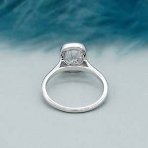 Bague de fiançailles solitaire en or blanc certifiée IGI avec diamant taille coussin serti clos, qualité supérieure - Product Image 4