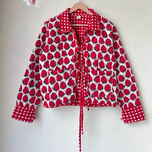 Strawberry matelassé motif floral mignon manteau d'hiver col à volants Boho unisexe veste en coton avec fermeture à bouton cadeau de noël - Product Image 1