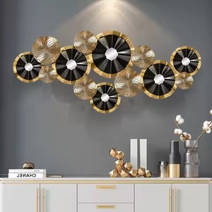 Arte de pared de metal de calidad superior con acabado negro y dorado Ideal para acento decorativo del hogar - Product Image 1