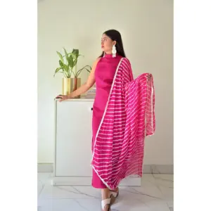 Ensemble de costume en crêpe magenta à col montant pour femmes - Product Image 3