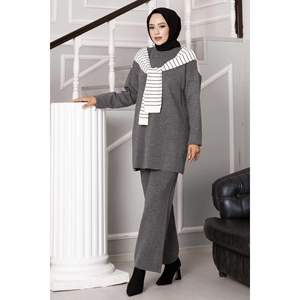 Costume deux pièces rayé en tricot avec écharpe gris - Product Image 1