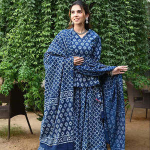 Conjunto de Lehenga Choli Dupatta Tradicional de Algodón 100% con Estampado Dabu Indigo Hecho a Mano para Bodas, Playa, Graduación - Ropa Étnica - Product Image 1