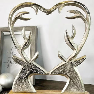 Centro de mesa decorativo de madera y metal para Navidad con ramitas de pino y detalles de temporada ideal para hogares acogedores - Product Image 1