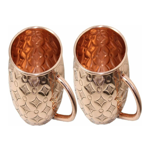 Tazas de cobre martillado con una base ancha y estable, perfectas para servir mulas de Moscú con guarniciones de fruta fresca. Disponible desde India - Product Image 3