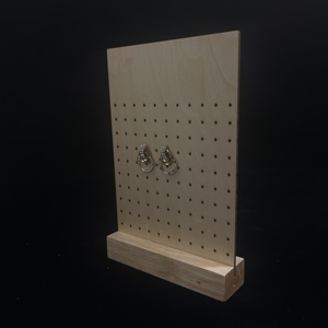 Présentoir de boucles d'oreilles en bois élégant et fonctionnel: parfait pour présenter votre collection de bijoux avec style et polyvalence - Product Image 6