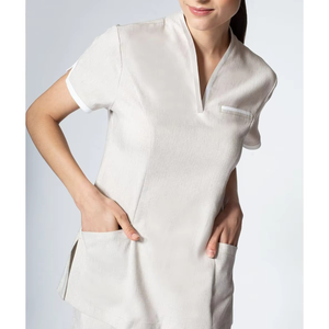 La mejor calidad logotipo personalizado frente dos bolsillos colores sólidos uniformes médicos conjuntos ajustados cómodos y transpirables - Product Image 2