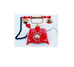 Telefono rosso quadrato nel vecchio telefono retrò classico vecchio telefono Vintage di moda decorazioni per la casa antico