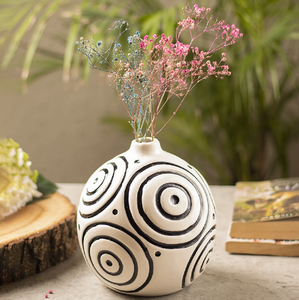 Jarrón de cerámica blanco con detalles geométricos dorados. Elegancia moderna. Disponible a precios de mayoreo. - Product Image 2